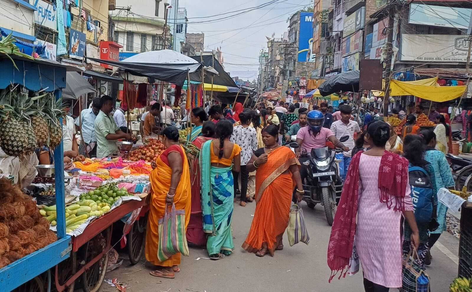 तीज व चौठचंद्र पूजा आज, बाजार में उमड़ी भीड़