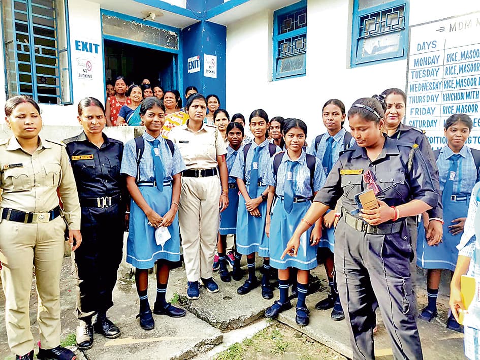 स्कूली छात्राओं में पुलिस की जागरूकता