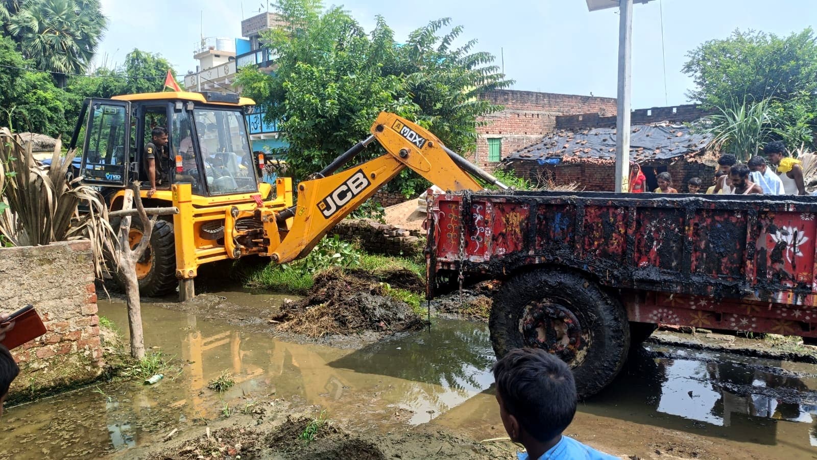 चिल्हिया बिगहा गांव में जेसीबी मशीन से नाले की करायी गयी सफाई