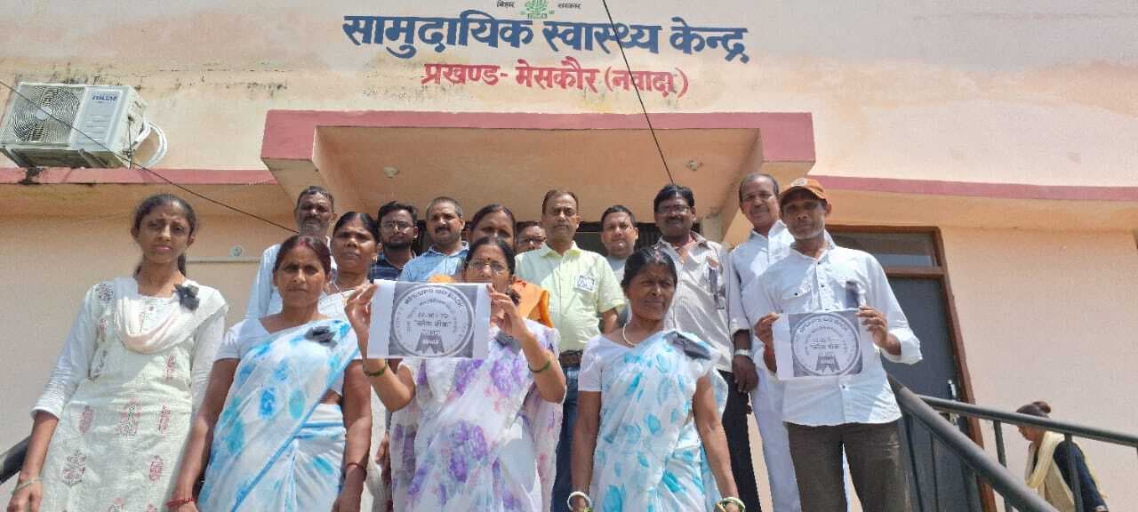 अस्पताल कर्मियों ने काला बिल्ला लगाकर किया काम