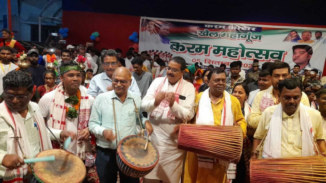 Bokaro news: फुसरो में डहरे करम महोत्सव की धूम, मांदर लेकर झूमे सांसद-विधायक