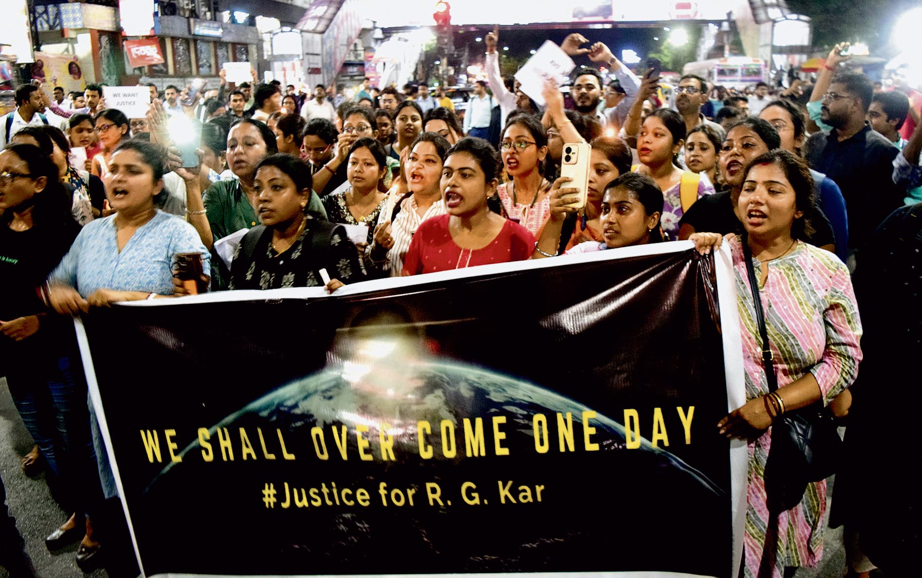 पीड़िता के माता-पिता बोले : पुलिस ने मामले को दबाने की कोशिश की