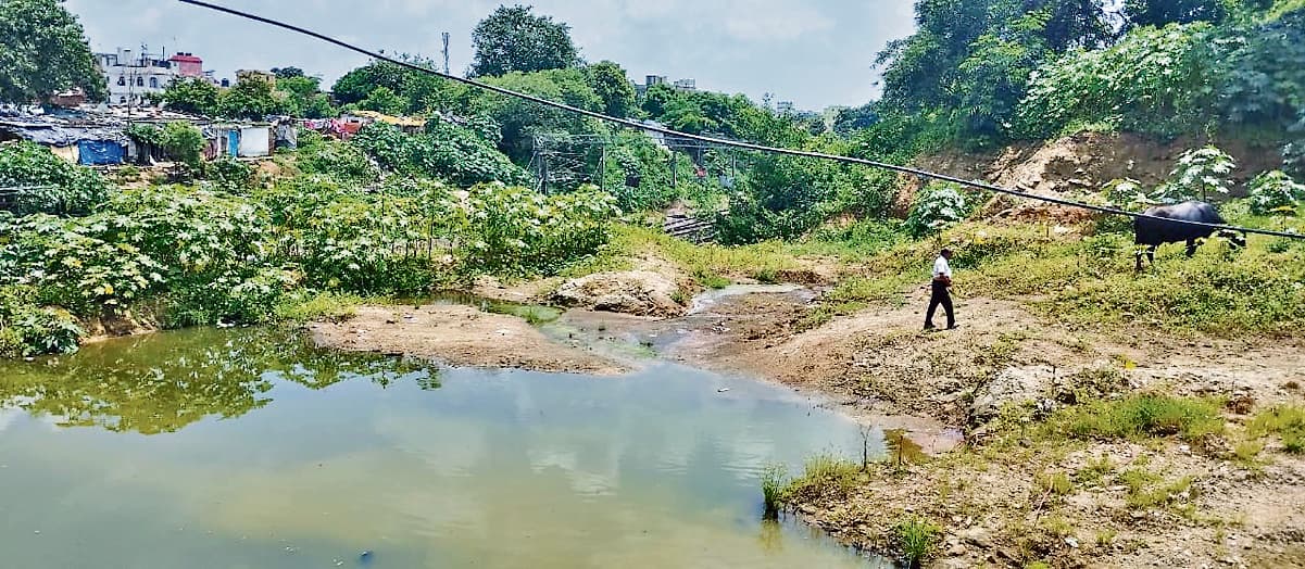 Ranchi news : बिरसा चौक पर नया आरओबी का निर्माण कार्य बारिश के कारण रुका