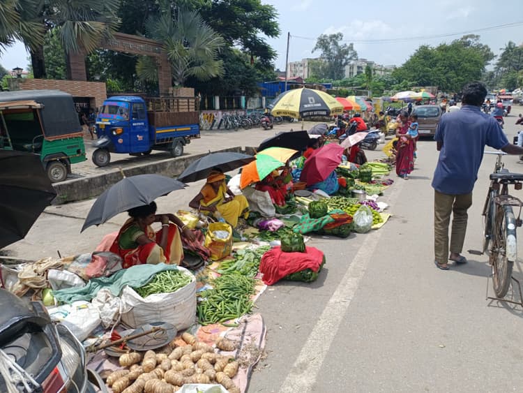Ranchi news : डिस्टिलरी पुल से लालपुर की ओर बढ़ने लगा सब्जी बाजार