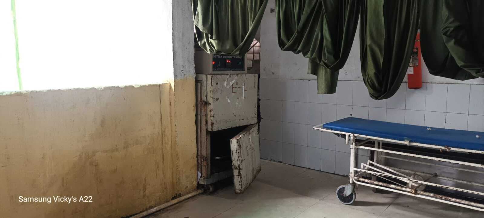 एसएनएमएमसीएच : इमरजेंसी के फ्रीजर का दरवाजा खराब, शाम में शव रखे जा रहे बाहर, बदबू से घुट रहा दम