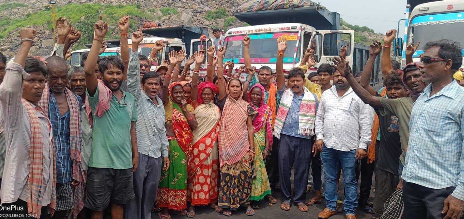 Dhanbad News:राजापुर में तीन माह से डीओ ऑफर नहीं भेजने पर मजदूरों का हंगामा, काम ठप कराया