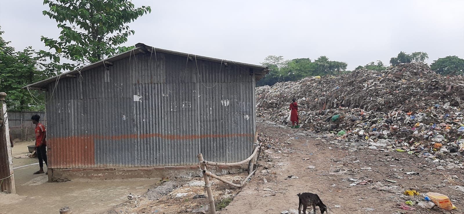 सांसत में है कचरे की ढेर के बीच बसे लोगों की जान