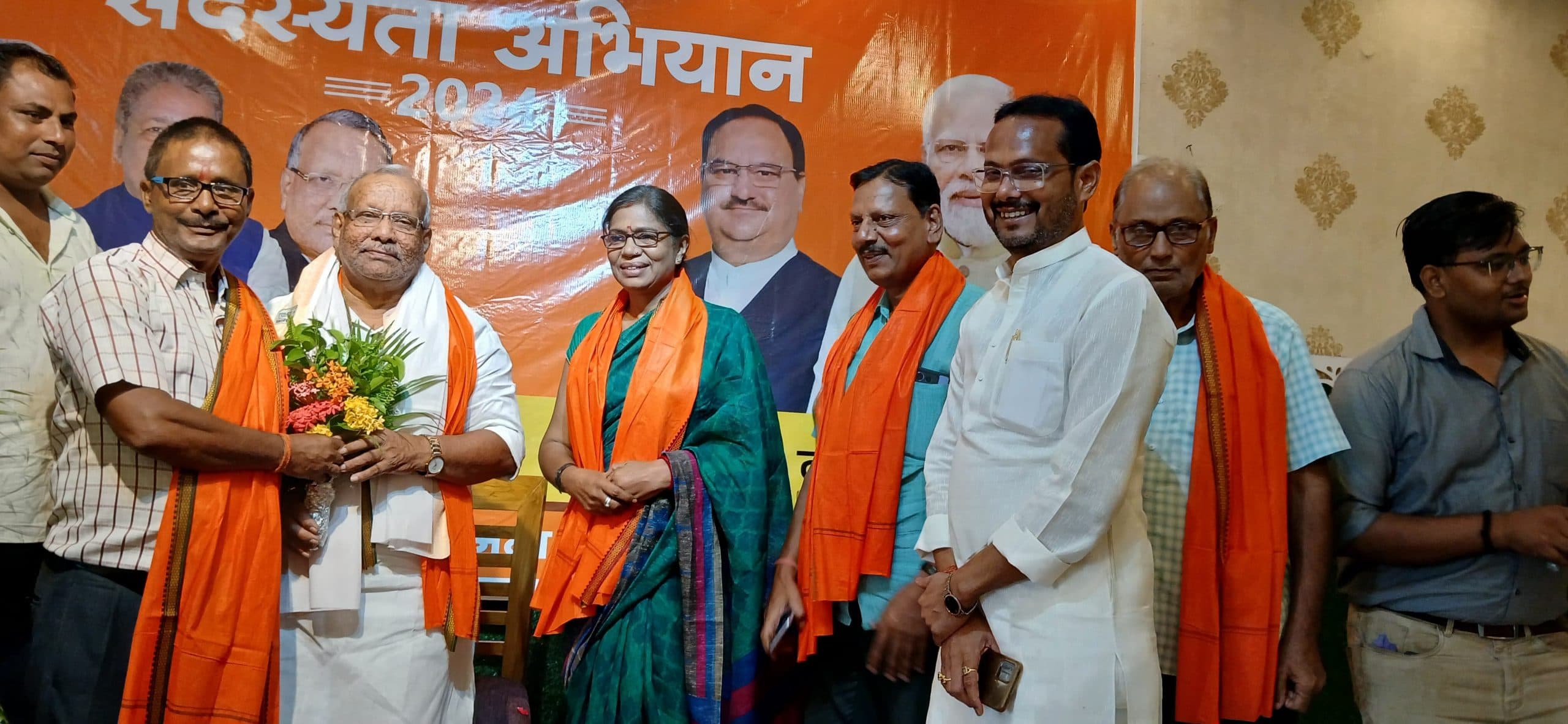 तारकिशोर प्रसाद के हाथों कई लोगों ने की सदस्यता ग्रहण