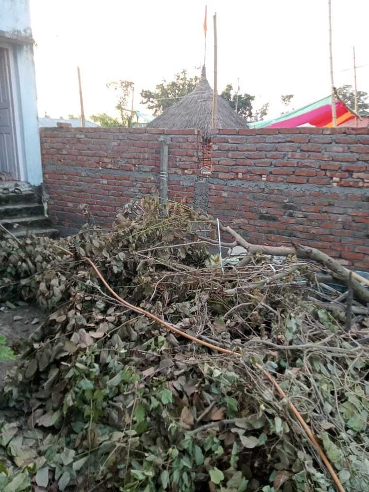 स्कूल की जमीन पर अतिक्रमण कर दबंग कर रहे हैं कब्जा