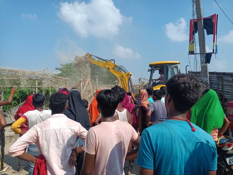 गंडोल में प्रशासन ने चलाया बुलडोजर