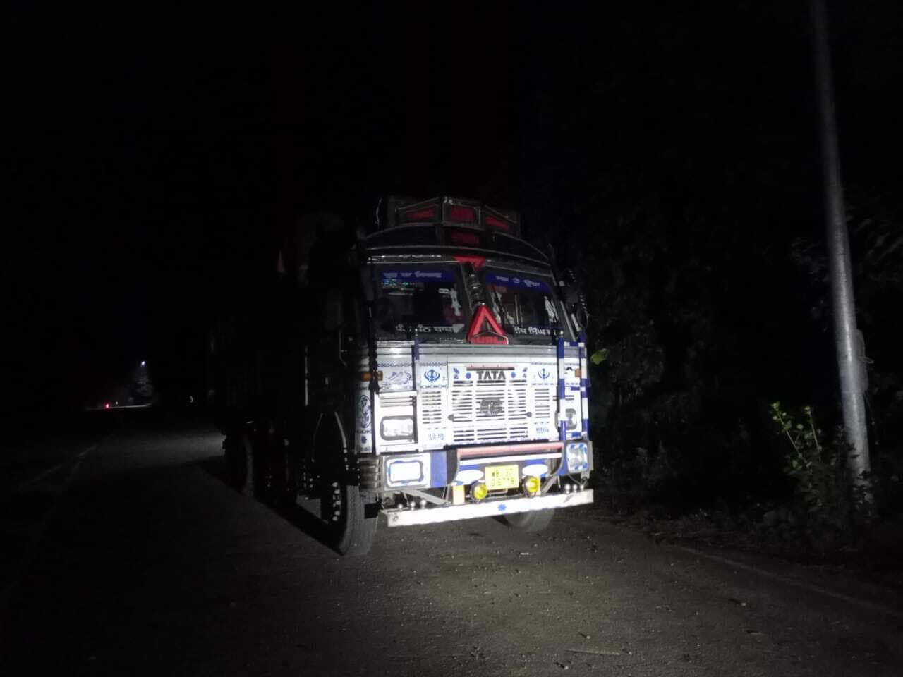 ट्रक की टक्कर से बाइक सवार गंभीर रूप से घायल