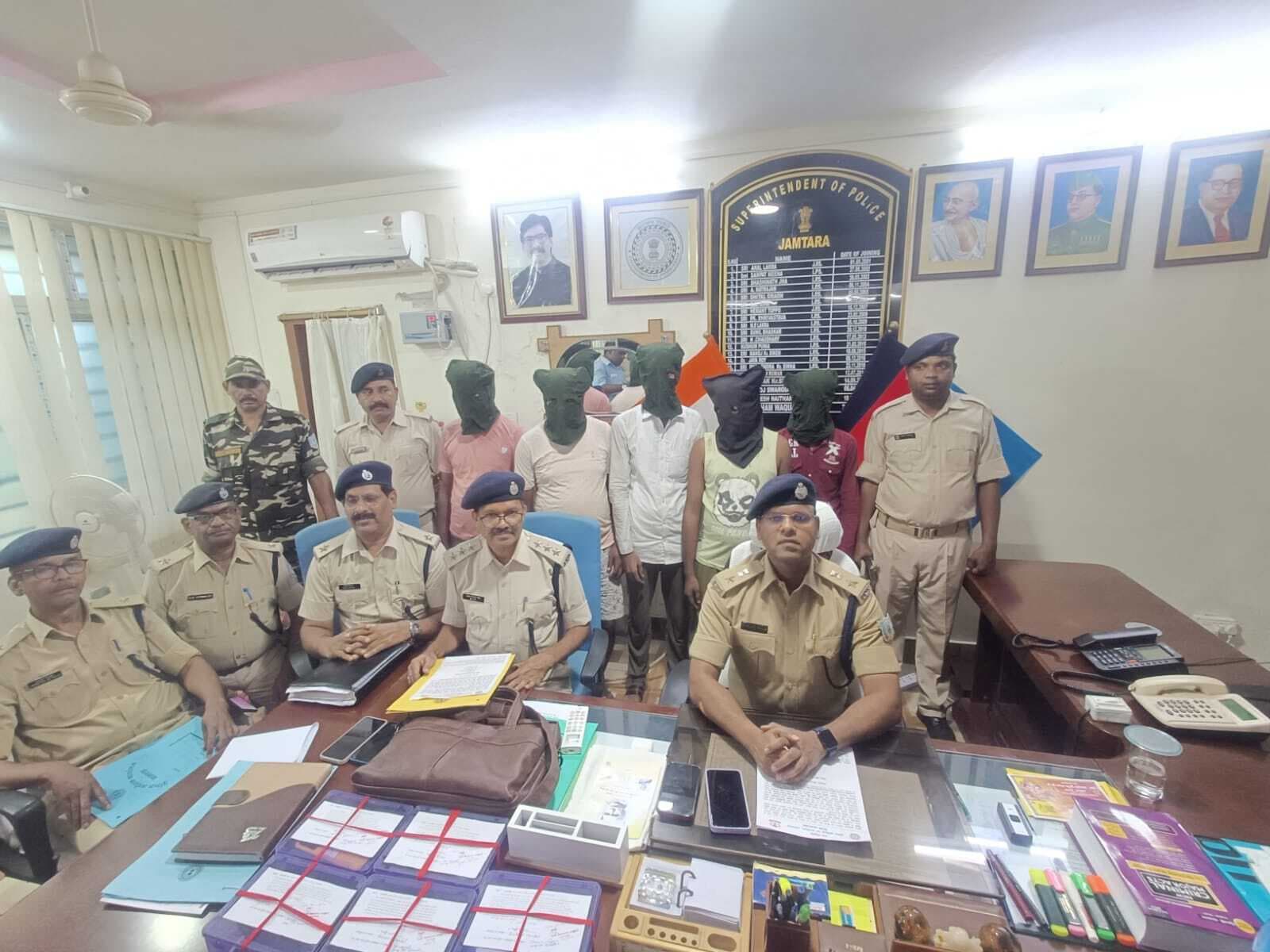 साइबर क्राइम की घटना को अंजाम देते रतनोडीह व गोपालपुर से पांच ठग गिरफ्तार