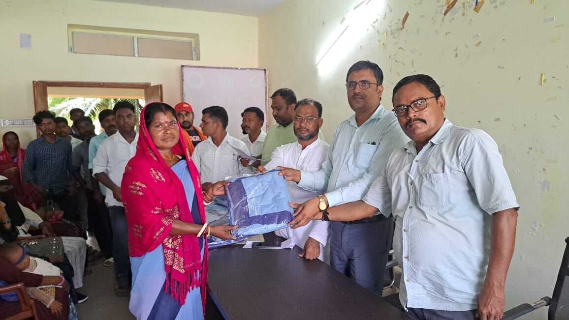 पंचायतों में कचरा प्रबंधन के लिए दिया गया तीन पहिया ठेला