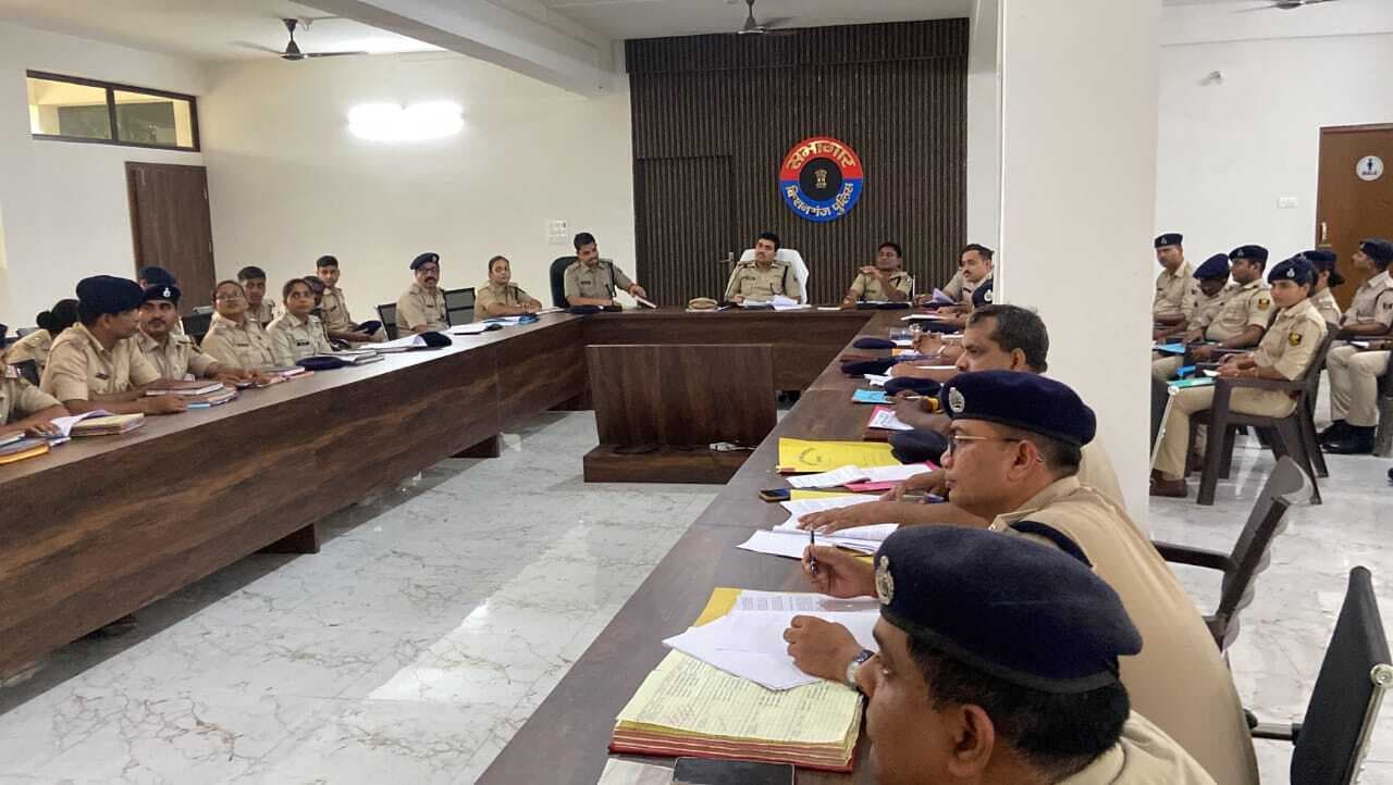एसपी ने पुलिस पदाधिकारियों को कार्यशैली में सुधार लाने व समय पर कांडों के निष्पादन का दिया निर्देश