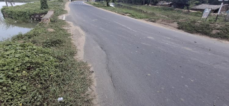 जल्ला पोखर के पास मुख्य मार्ग पर बने पुलिया कभी भी हो सकती है ध्वस्त