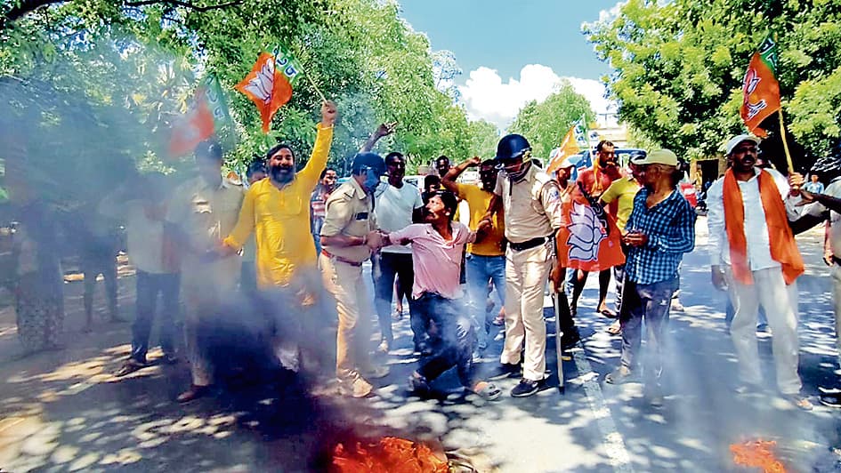 सड़क पर भाजपा ने फूंके टायर, लगायी न्याय की गुहार