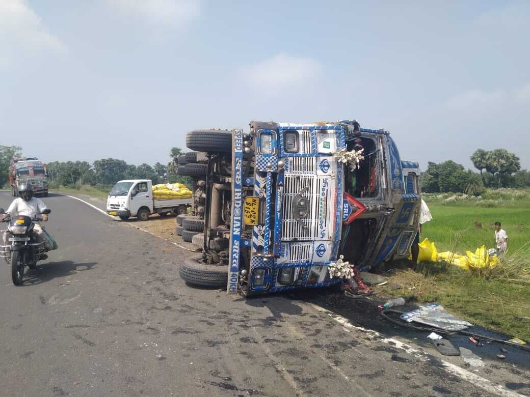 यूरिया लदा ट्रक पलटा, बाल बाल बचे चालक
