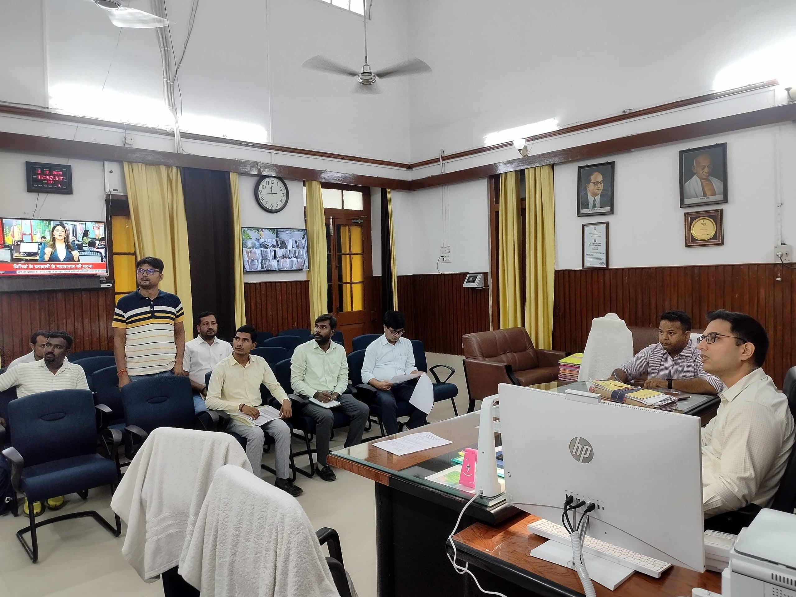 सितंबर माह में हर हाल में सोलर स्ट्रीट लगाने का कार्य करें पूरा : डीएम