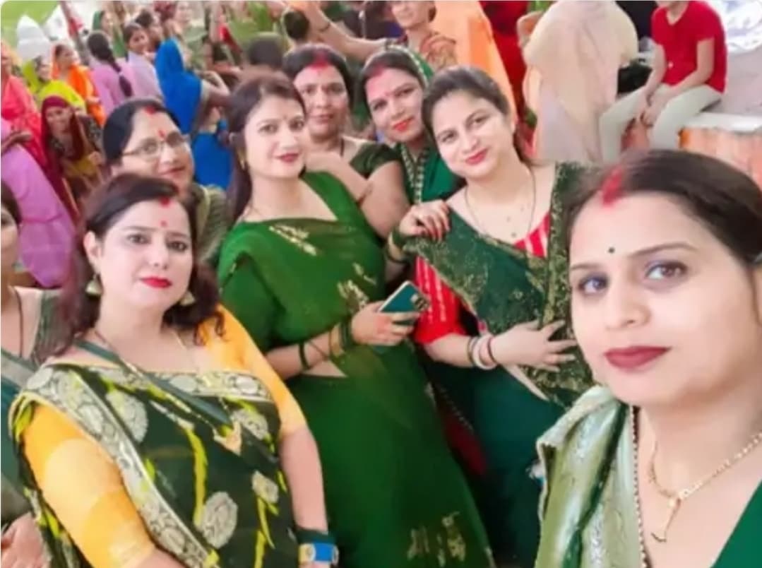 महिलाओं ने पति की लंबी उम्र के लिए मांगा आशीर्वाद