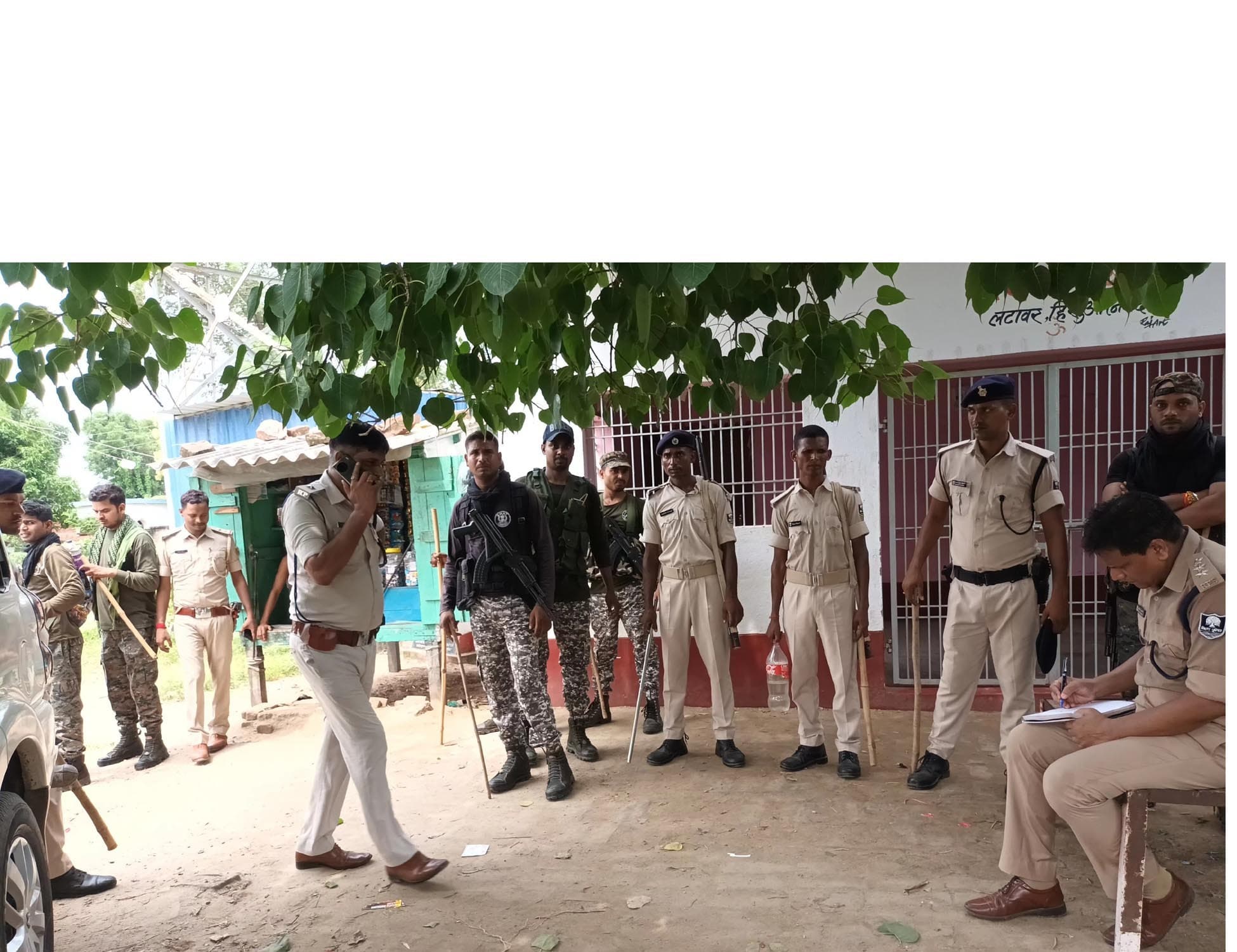 बालू धंधे में वर्चस्व और मुखबिरी को लेकर लटावर गांव में हुई गोलीबारी