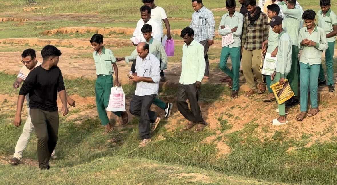 Giridi News. छात्रों से दो सौ लेकर साइकिल दिये जाने का वीडियो वायरल