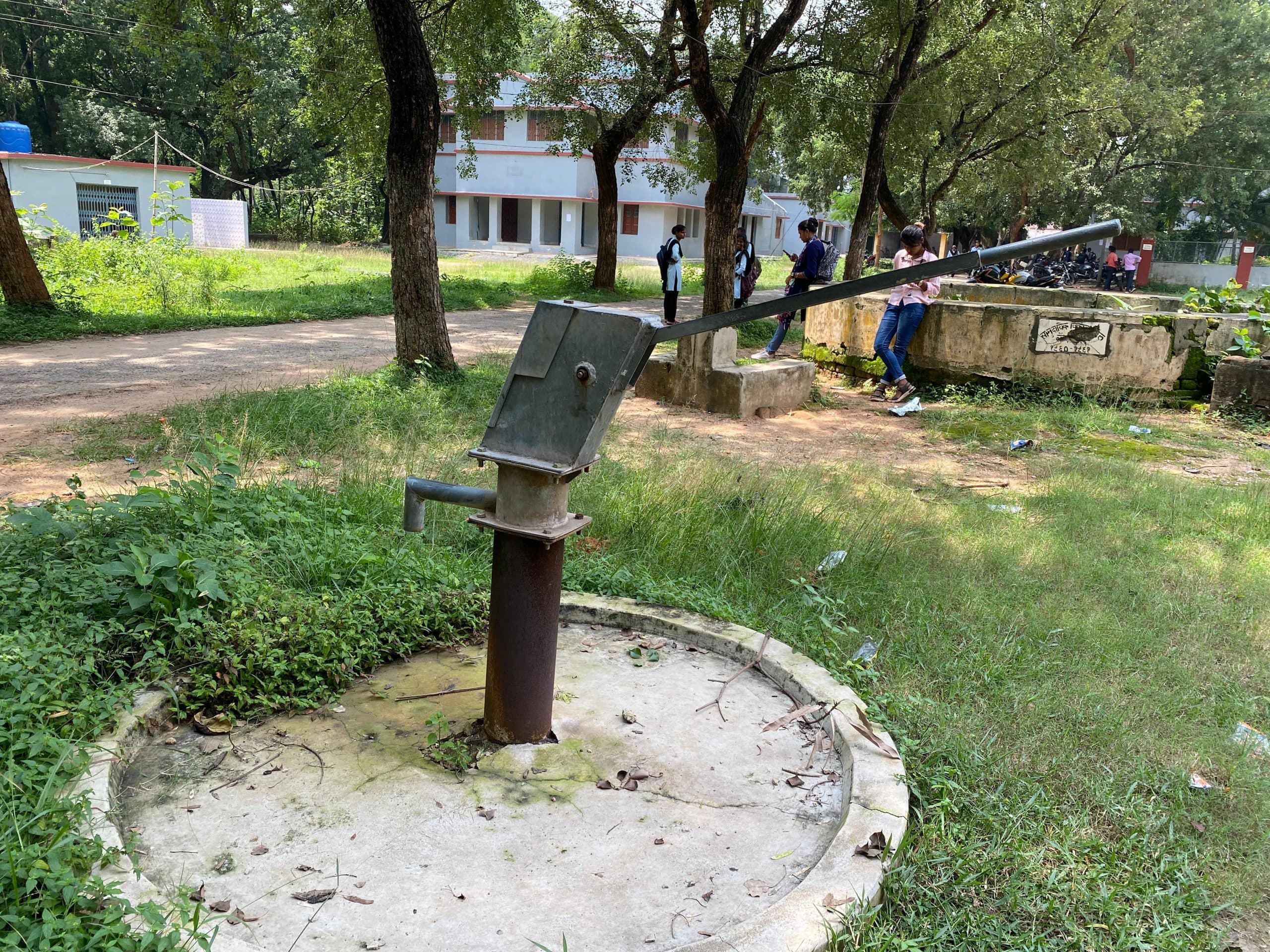 Giridih News. 8000 छात्रों के गिरिडीह कॉलेज में न पीने का पानी, ना ही शौचालय