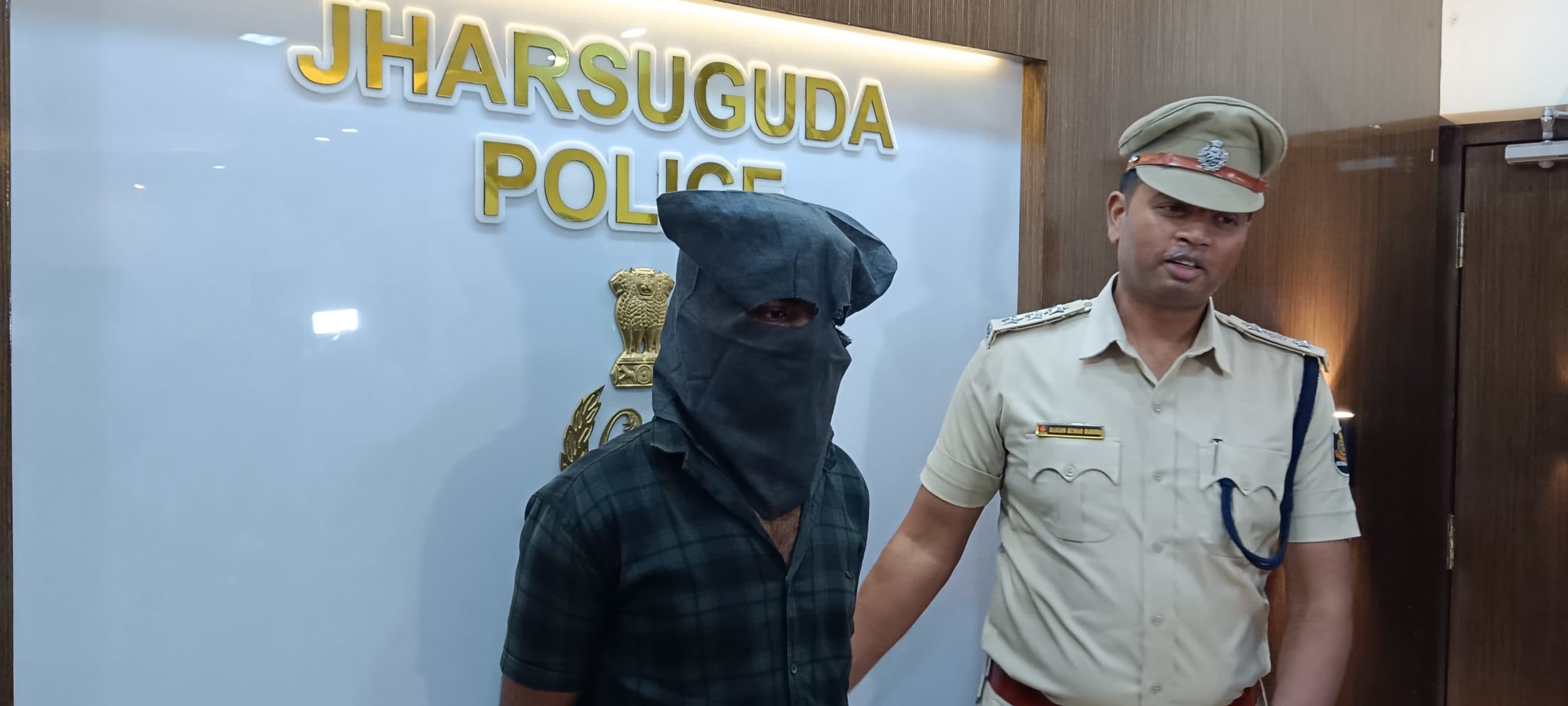 Jharsuguda News: विवाहिता के प्रेमी ने दिनदहाड़े घर में घुसकर पति पर चलायी गोली, गंभीर