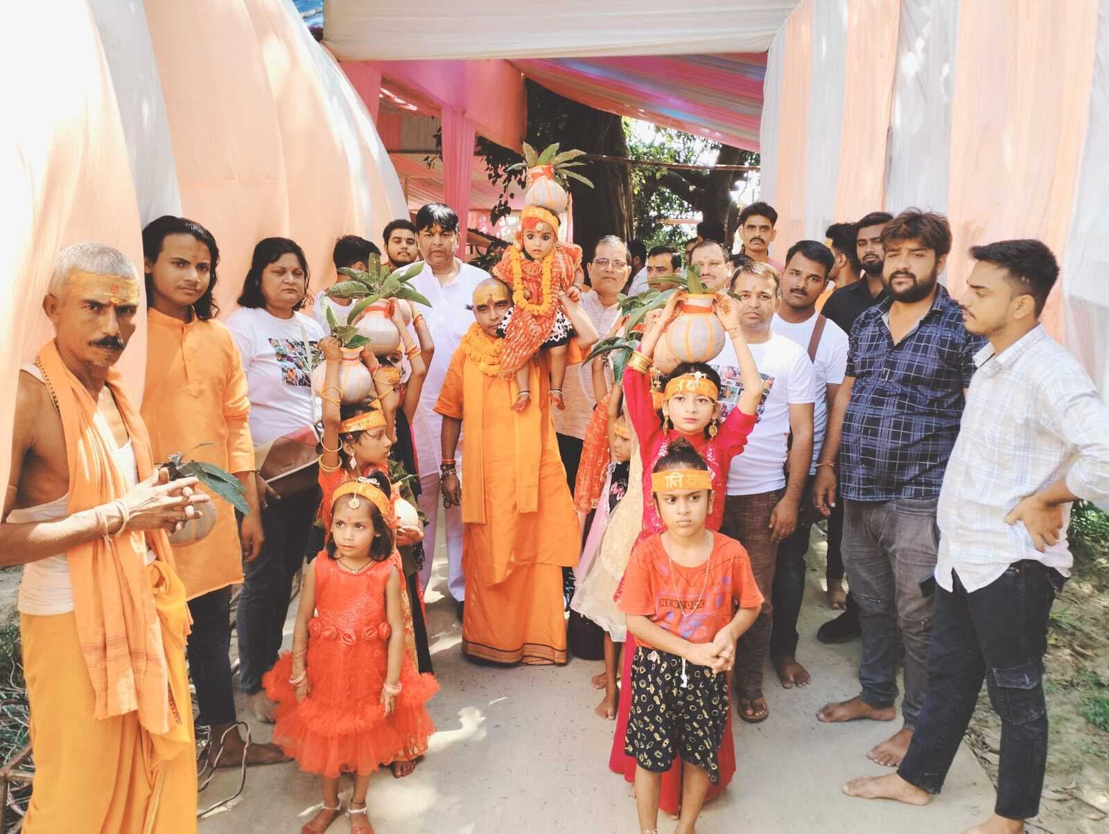 बाबा गणपति पूजा समिति के सदस्यों ने निकाली शोभायात्रा