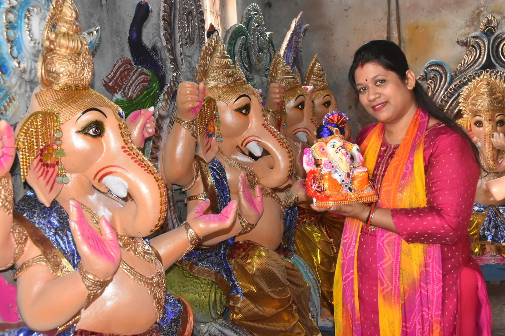 DHANBAD NEWS : पंडालों में पधारे महाराज, आज पूजे जायेंगे विघ्नहर्ता, गणपति बप्पा मोरया से गूंजा इलाका