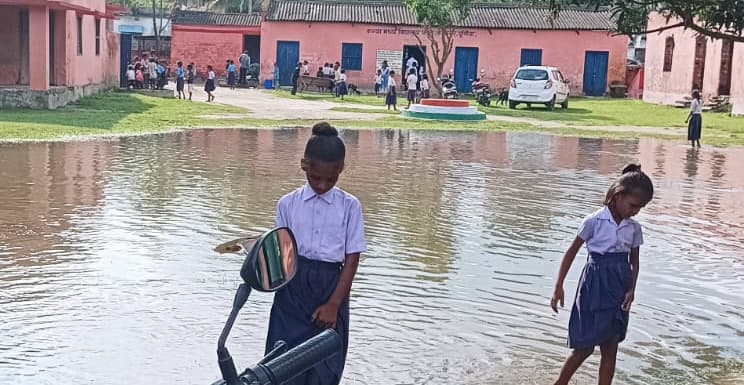 परोरा पंचायत के कन्या मध्य विद्यालय में जलजमाव से परेशानी