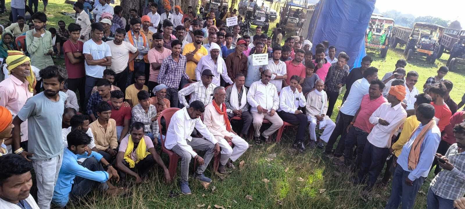 आंगो थाना प्रभारी के खिलाफ तीन पंचायत के ग्रामीणों ने निकाली आक्रोश रैली