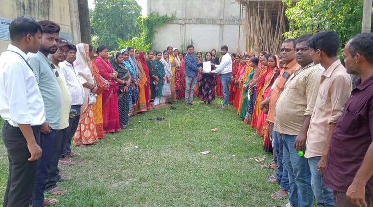 जीविका कैडर संघ ने नये आदेश की जलायी प्रतियां