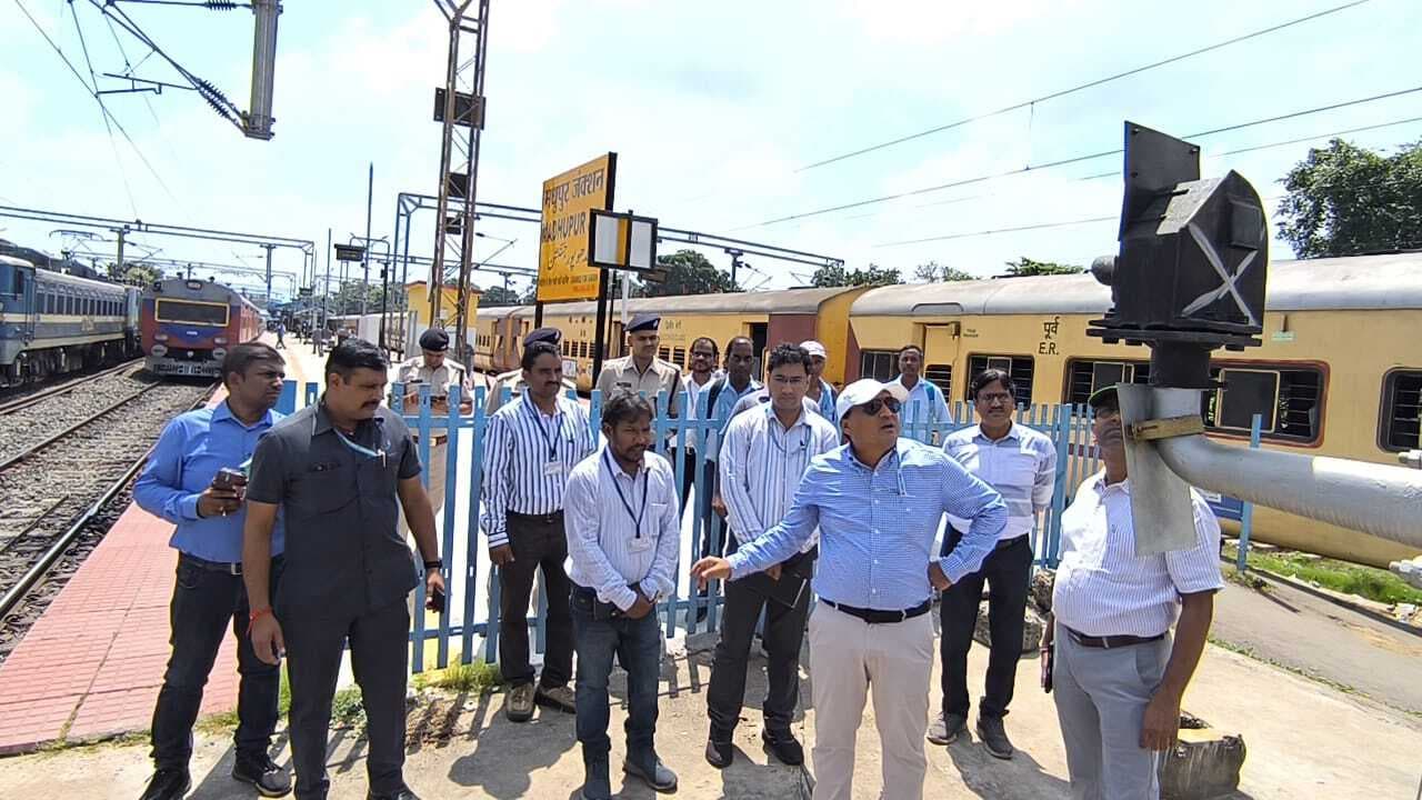 मधुपुर-गिरिडीह रेलखंड पर वंदे भारत के परिचालन में जुटा रेल प्रशासन