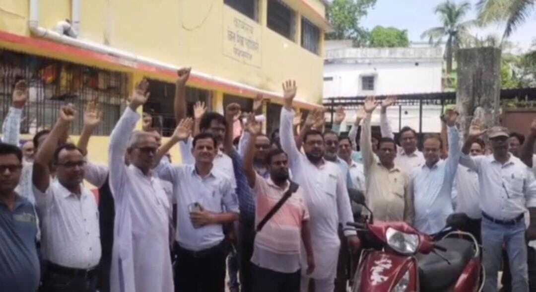 समर्सिबल मामले में आरोपित प्राधानाध्यापकों ने डीईओ को सौंपा ज्ञापन