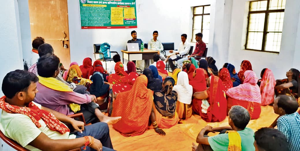 श्रम विभाग ने कैंप लगाकर दी योजनाओं की जानकारी