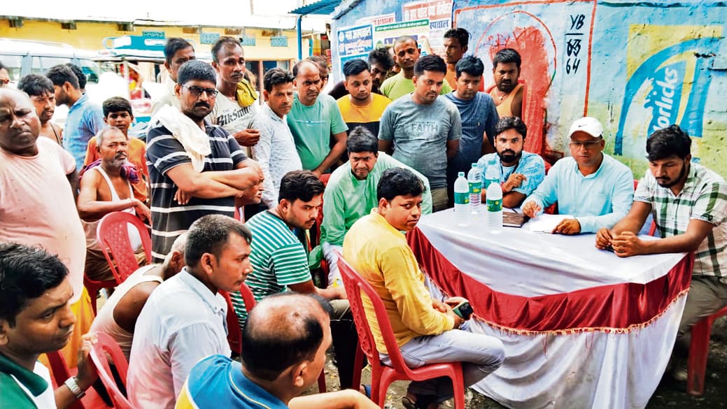 chhapra news : परिवहन निगम के अधिकारियों ने भूस्वामियों से की बात