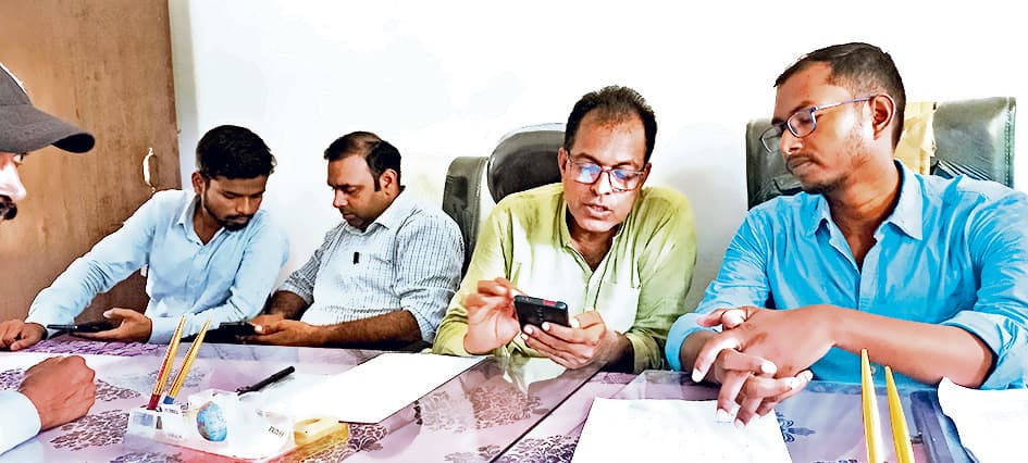 chhapra news : जमीन सर्वेक्षण कार्य की धीमी गति को लेकर की गयी समीक्षा