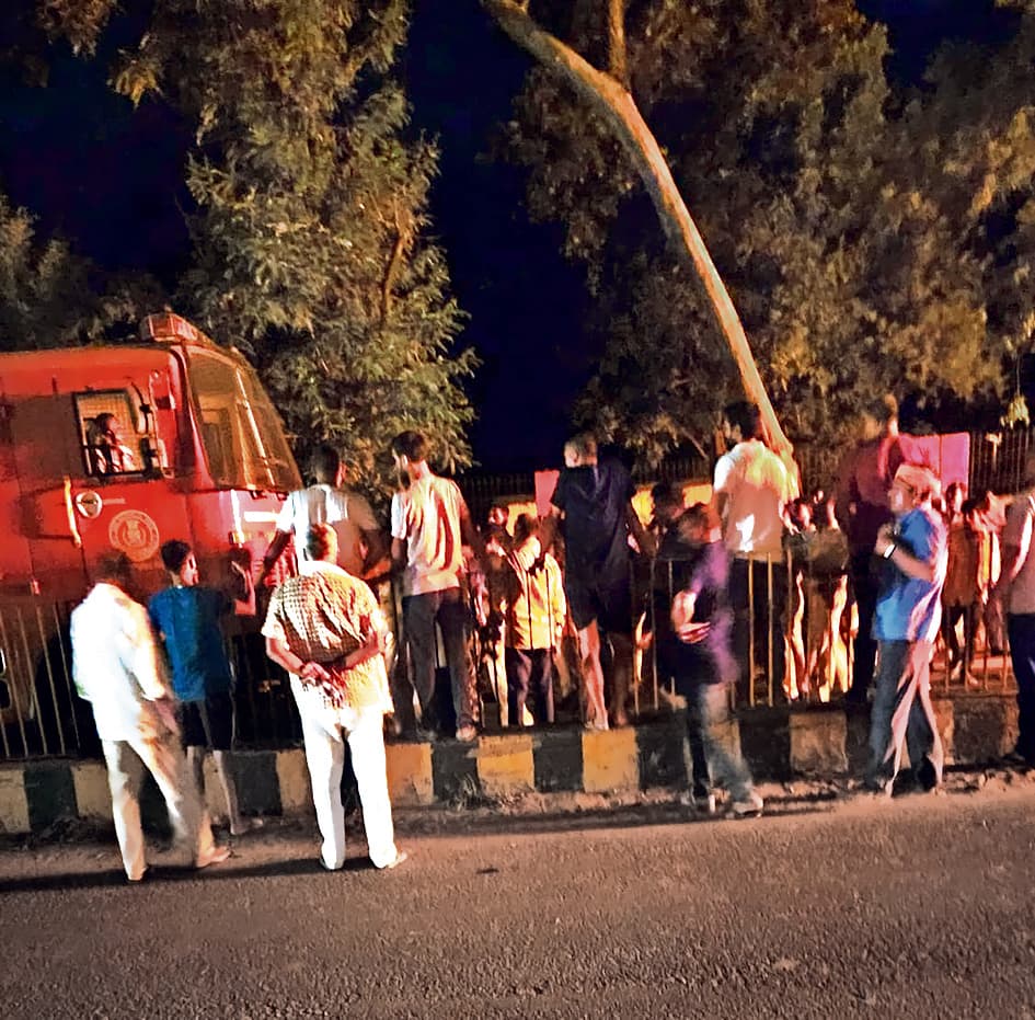 ट्रक की चपेट में आने से बाइक सवार युवक की मौत, एक घायल