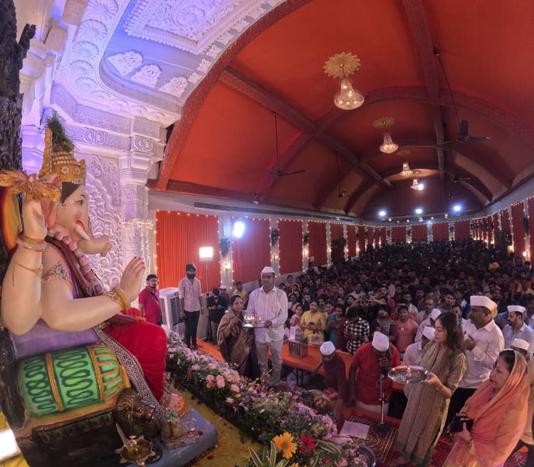 सजा लालबाग के राजा का दरबार