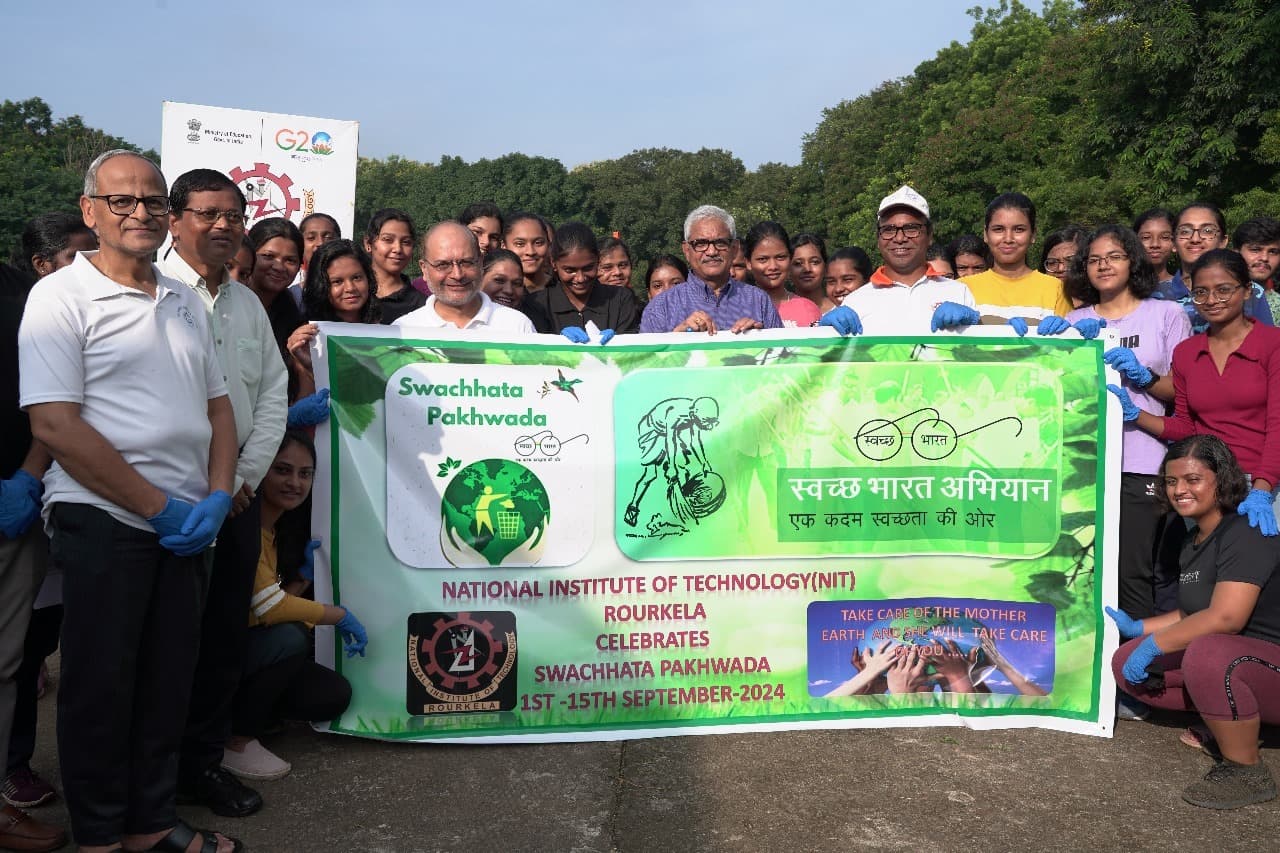 Rourkela News: स्वच्छता के लिए श्रमदान में एनआइटी के 700 से अधिक विद्यार्थी हुए शामिल