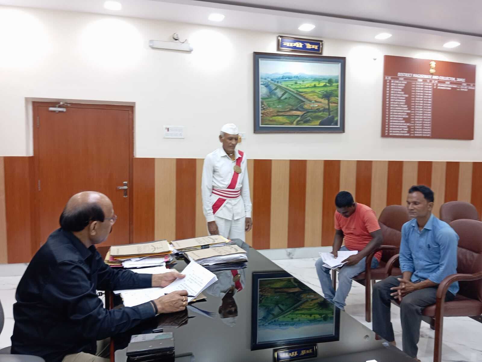 जनता दरबार लगाकर डीएम ने समस्याओं का किया निबटारा