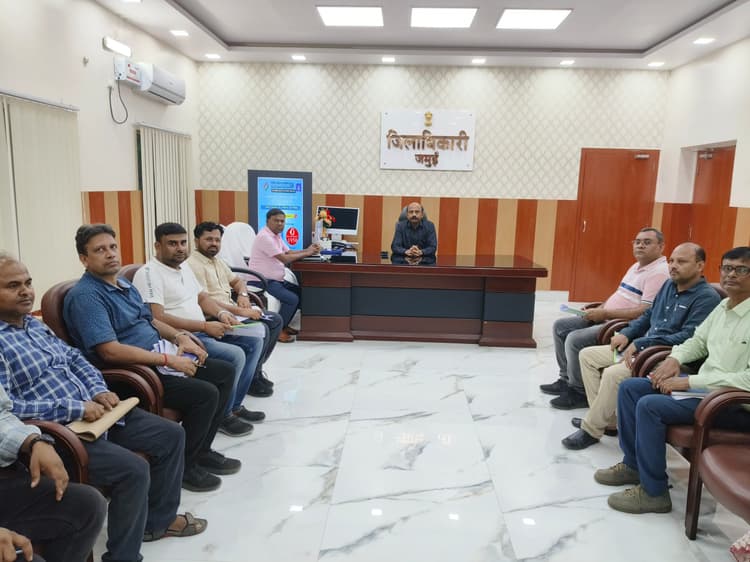 अवैध खनन पर रोक लगाने को लेकर डीएम ने की बैठक, कंट्रोल रूम बनाकर रोकी जायेगी बालू की चोरी