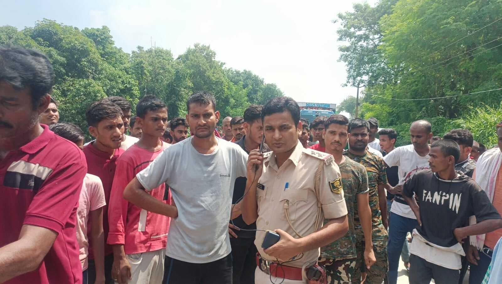 Samastipur News: bike rider died एनएच 122 बी पर गिट्टी के ढेर से टकरा बाइक सवार की हुई मौत, शव के साथ किया सड़क जाम