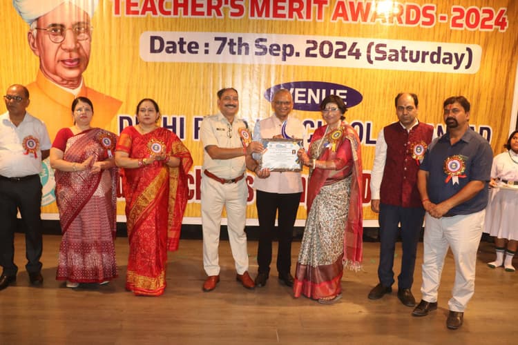 DHANBAD NEWS : 60 स्कूलों के बेहतर प्रदर्शन करने वाले शिक्षक हुए सम्मानित