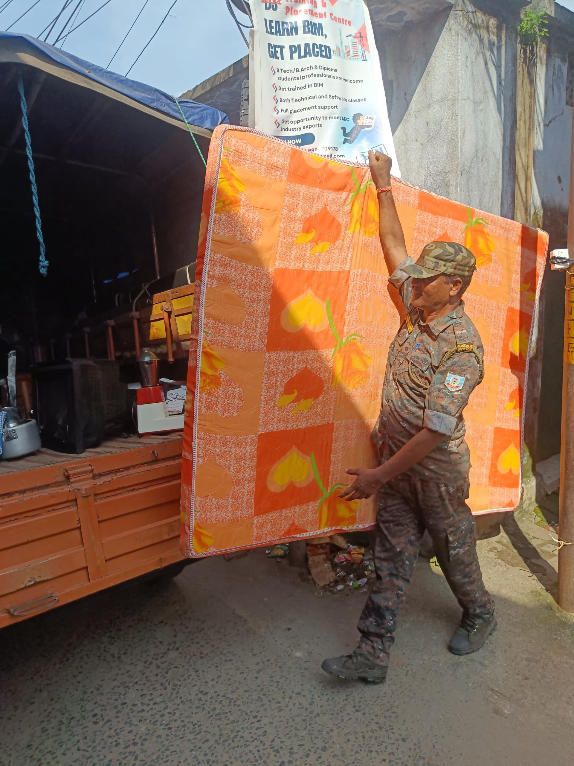 Dhanbad News : शूटर अमन सिंह हत्या के आरोपित आशीष रंजन के घर हुई कुर्की, बेड-पंखा समेत कई सामान जब्त कर ले गयी पुलिस