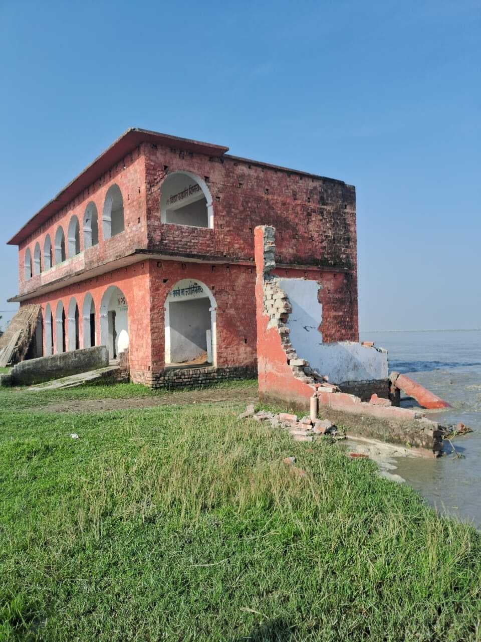 1950 में बना राजकीय बुनियादी विद्यालय कोसी में हो रहा विलीन