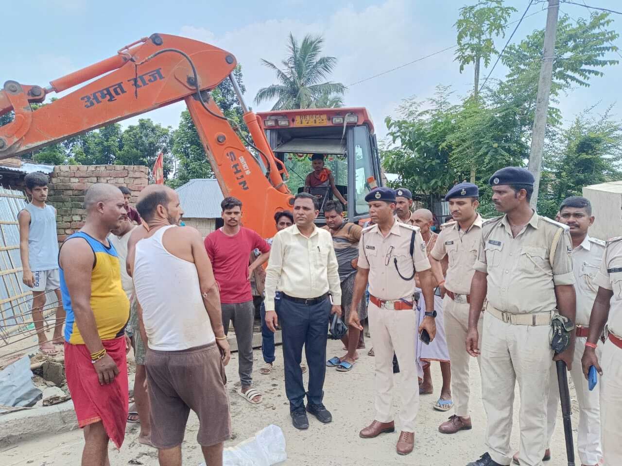 स्कूल की जमीन पर अवैध कब्जा पर चला बुलडोजर