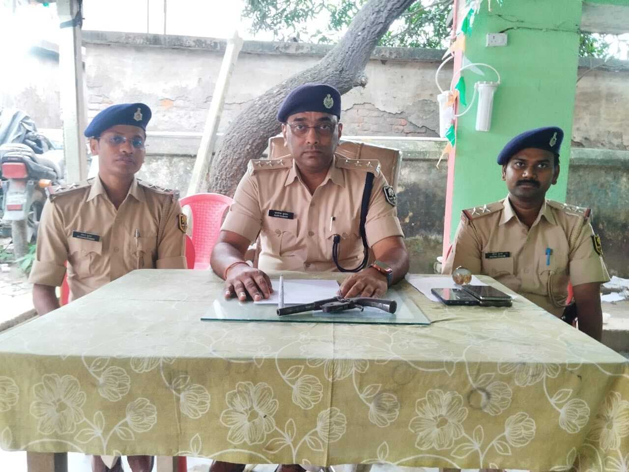 लूट की बाइक व हथियार के साथ दो गिरफ्तार