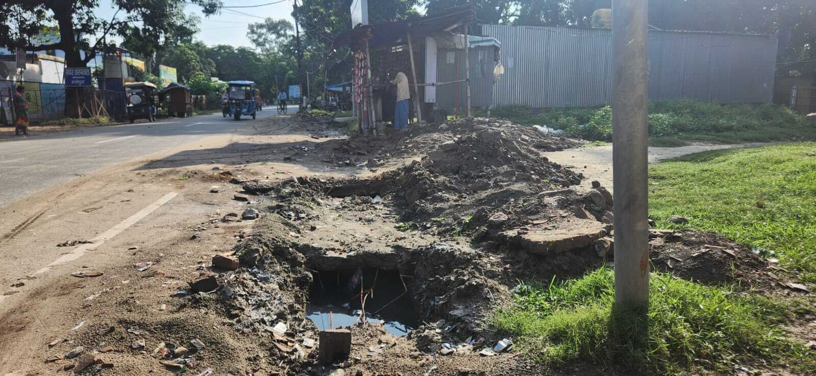 आधी-अधूरी सफाई कर खुला छोड़ दिया नाला, ढक्कन के छड़ से हो रही दुर्घटना