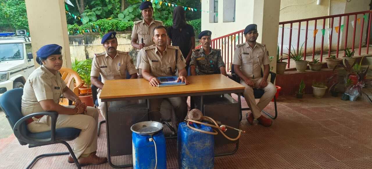 कार्रवाई : छह वारंटी, एक शराब तस्कर व एक चोर गिरफ्तार